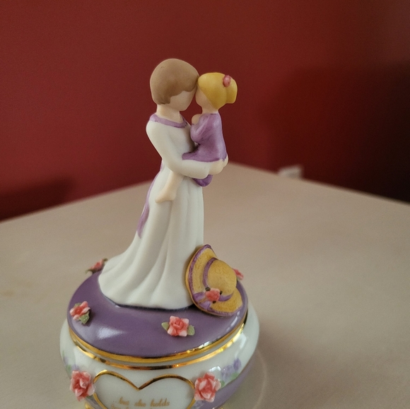 Ardleigh Elliott "A Mother's Embrace" Porcelain Music Box - Picture 7 of 9